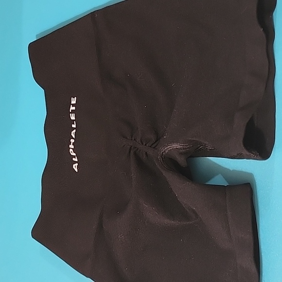 Alphalete Pants - Alphalete button scrunch gym shorts XS